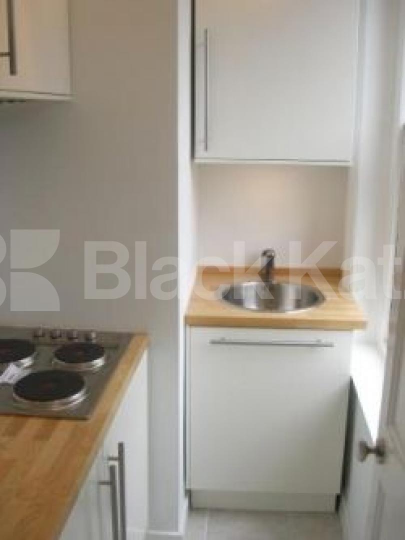 			Studio Apartment, 1 bath, 1 reception Studio			 Jacksons Lane, HIGHGATE